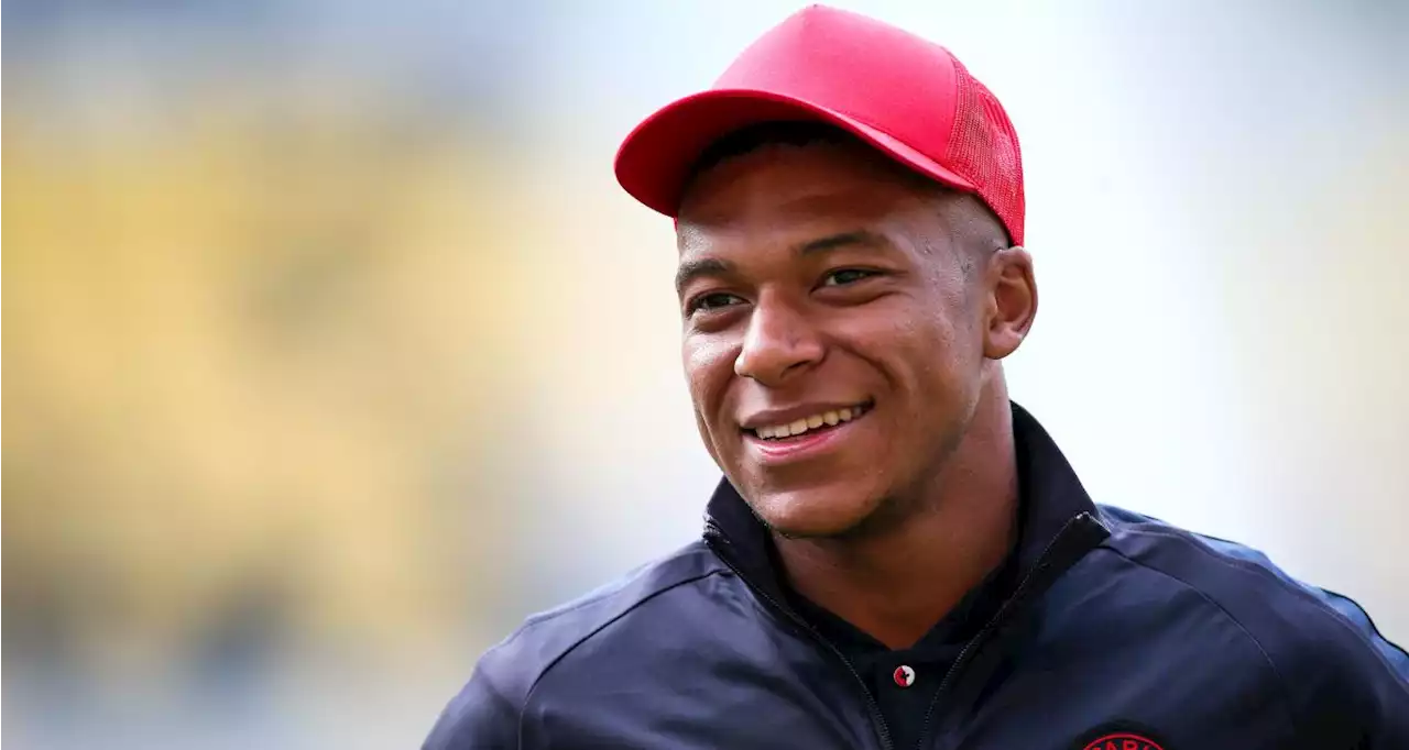 PSG : 'Merci Kylian', Mbappé acclamé par les supporters après des autographes