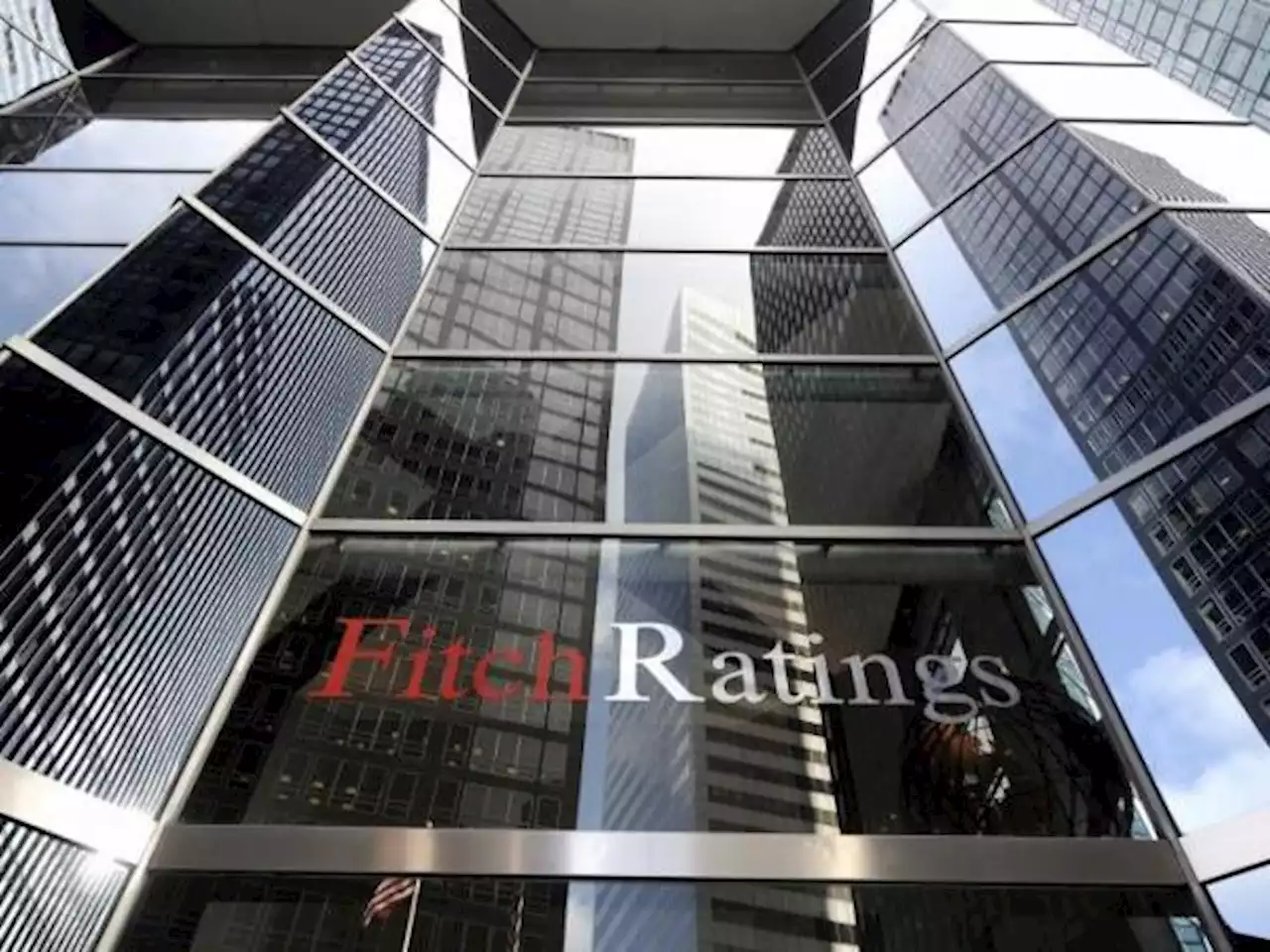 Fitch rebaja nota de la deuda de EE. UU. un escalón, de AAA hasta AA+