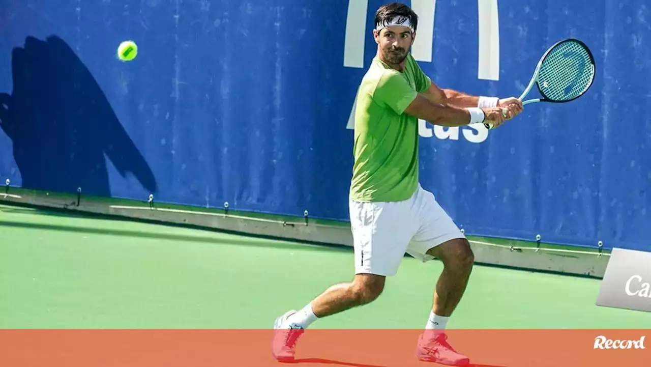 Gastão Elias afasta primeiro cabeça de série no Porto Open