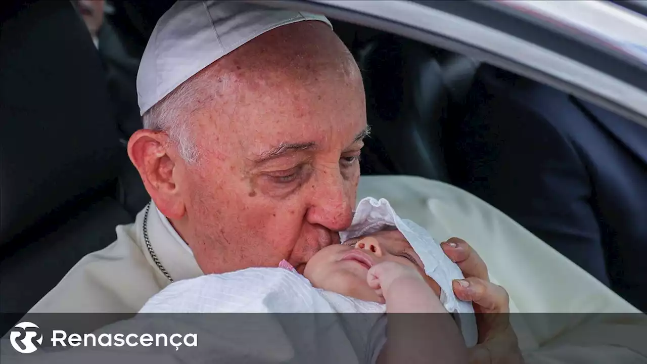 Papa quebra protocolo e abençoa bebé junto à Nunciatura - Renascença