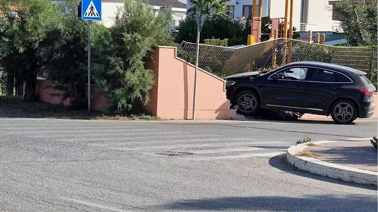 Fregene, 14enne ruba le chiavi del suv al padre e si schianta contro il muro