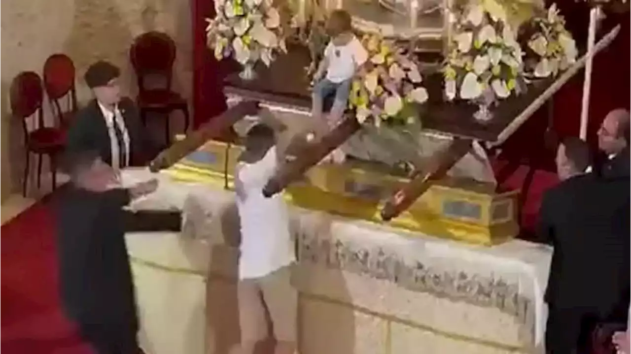 Vídeo: homem corre em igreja, interrompe missa e ‘abandona’ filho em cima de altar