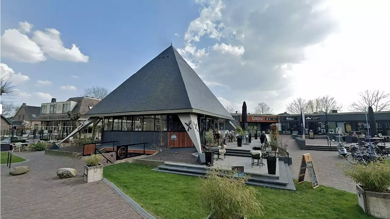 Zo vergaat het onze oude statige gemeentehuizen: het raadhuis van Ruinen