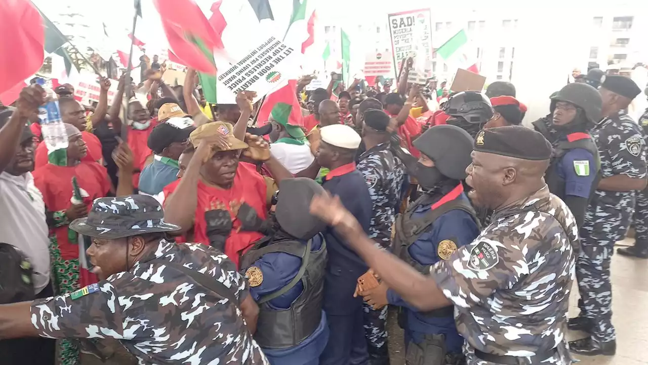 BREAKING: Commotion As Protesters Insist On Entering Nigerian National Assembly Chambers In Abuja | Sahara Reporters