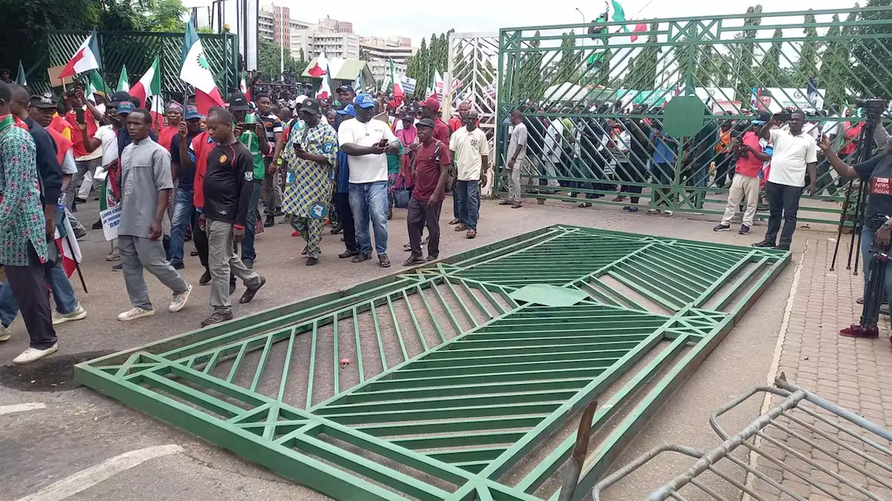 BREAKING: Protesters Pull Down National Assembly Gate In Abuja, Force Their Way Into Premises | Sahara Reporters