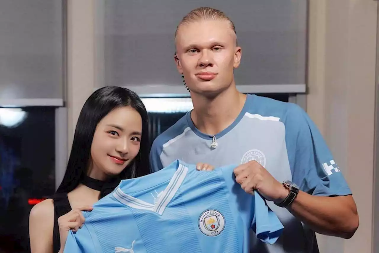 Watch: BLACKPINK’s Jisoo Teaches Manchester City’s Star Striker Erling Haaland How To Do The “FLOWER” Challenge