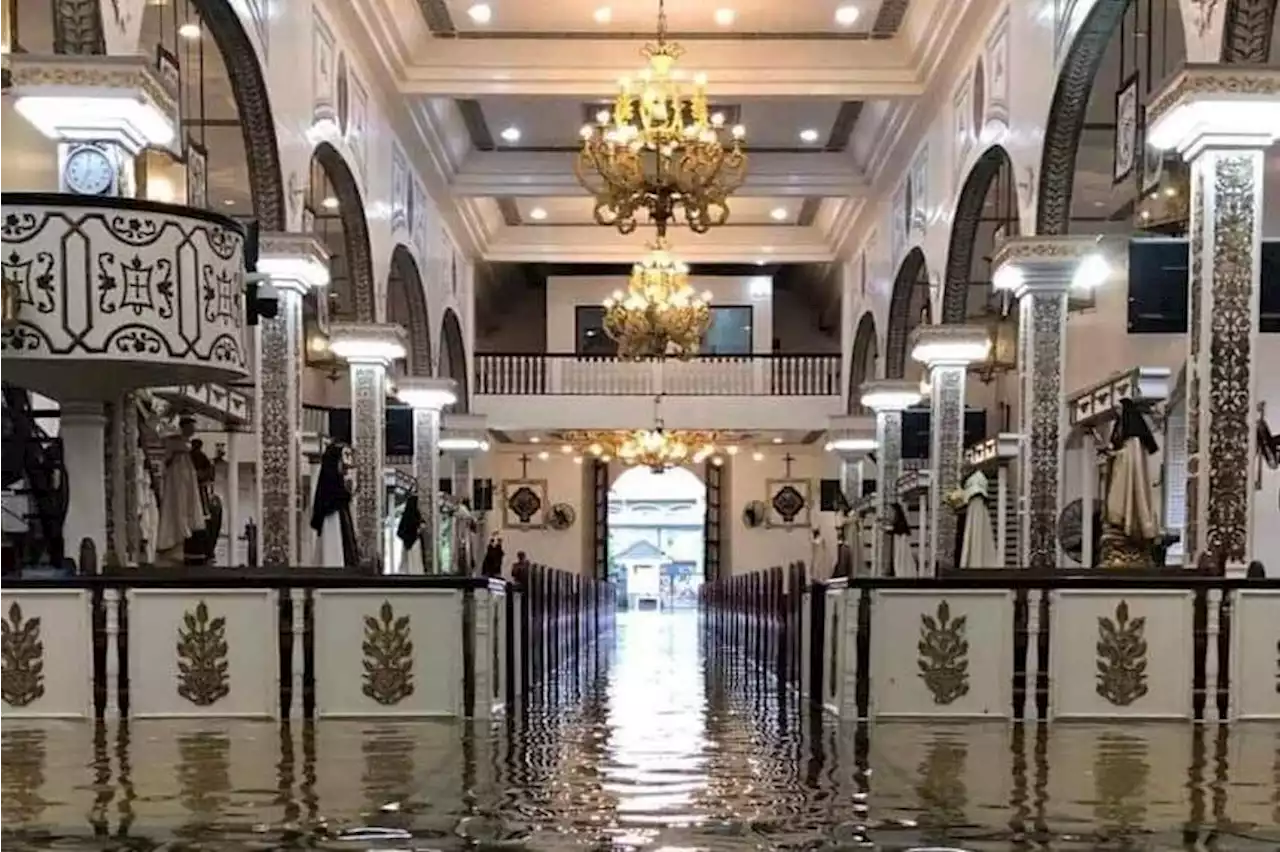 Philippine couple defy flood waters from Typhoon Khanun to tie the knot