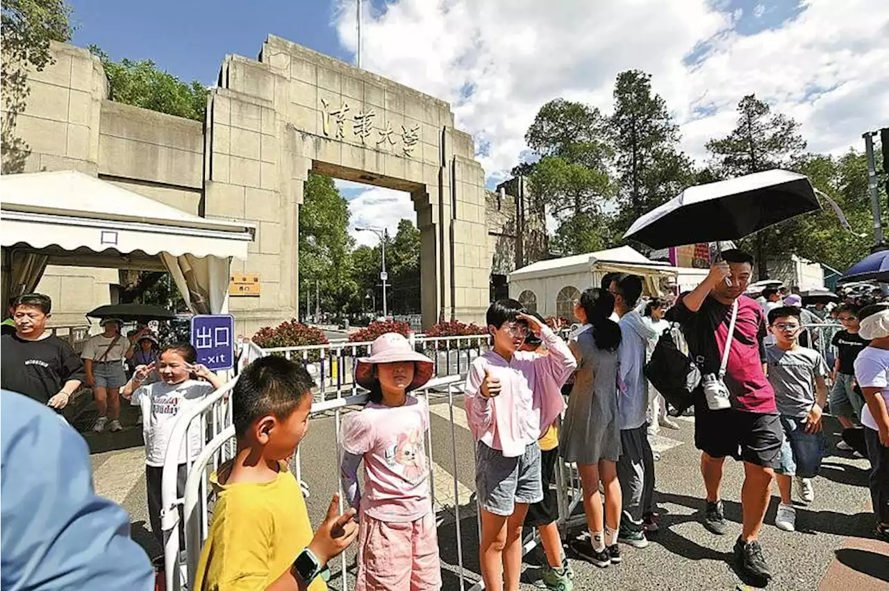 Scalpers profit from rush to visit top China universities