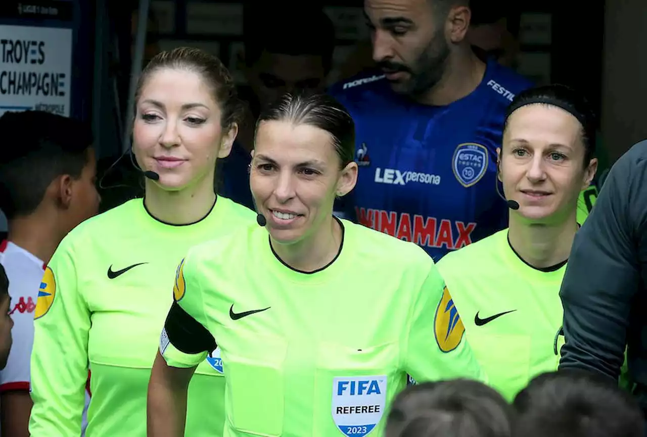 Coupe du monde féminine : où (en) sont les femmes arbitres de football en France ?