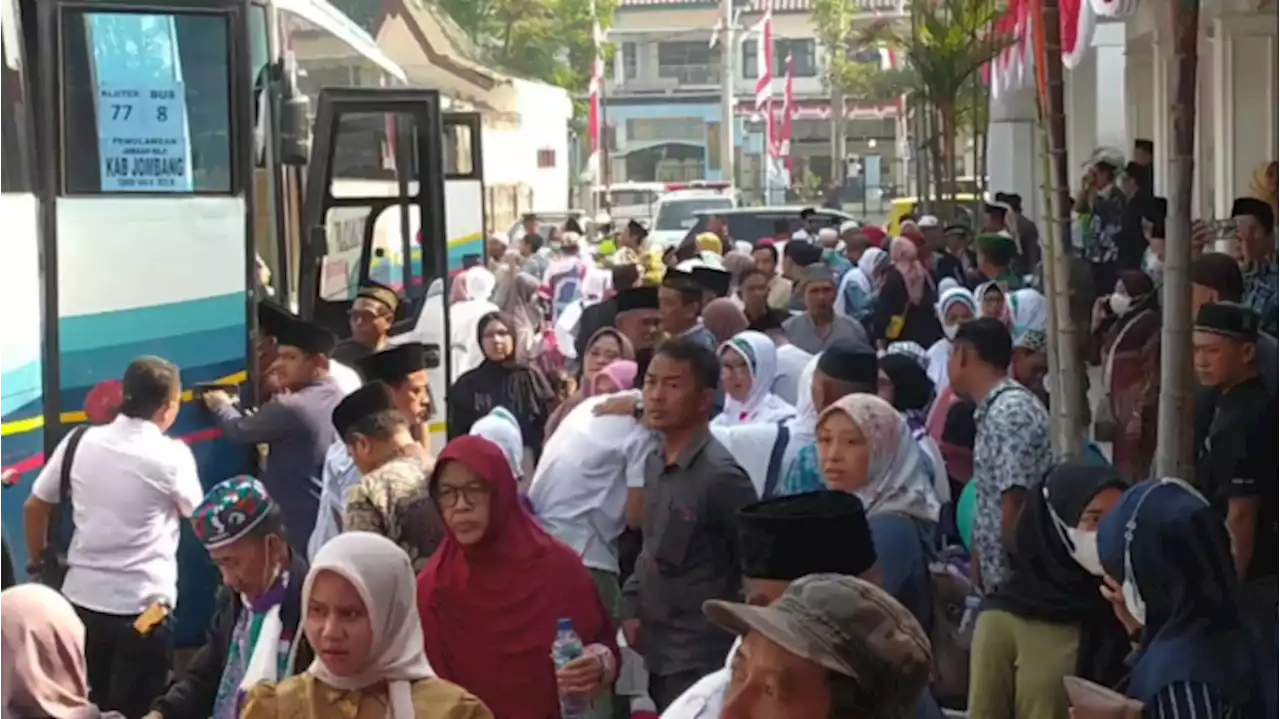 Rombongan Haji Mulai Datang ke Jombang, Dua Jemaah Masih Tertinggal di Makkah