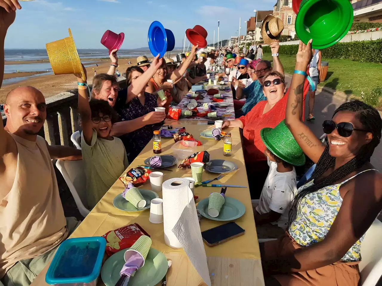 [Vidéo] Ambiance festive pour les 6 300 invités du dîner sur la digue à Cabourg