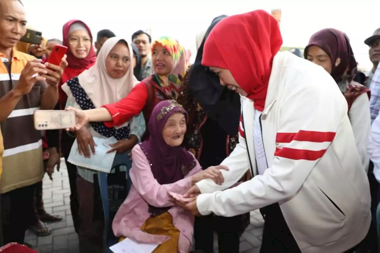 Gubernur Khofifah serahkan bansos kepada masyarakat rentan