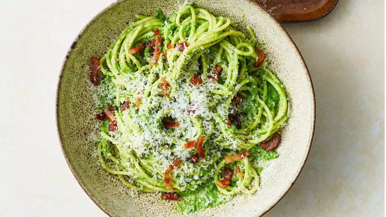 Bei diesem Rezept wird der Klassiker glatt grün vor Neid: Grüne Spaghetti alla carbonara