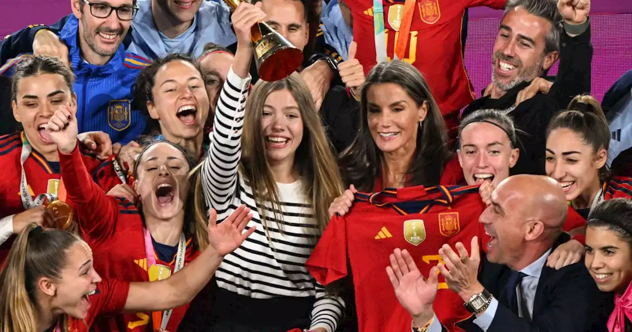 Königin Letizia : Sie feiert mit Fußballteam: Strahlende Unterstützung beim WM-Sieg