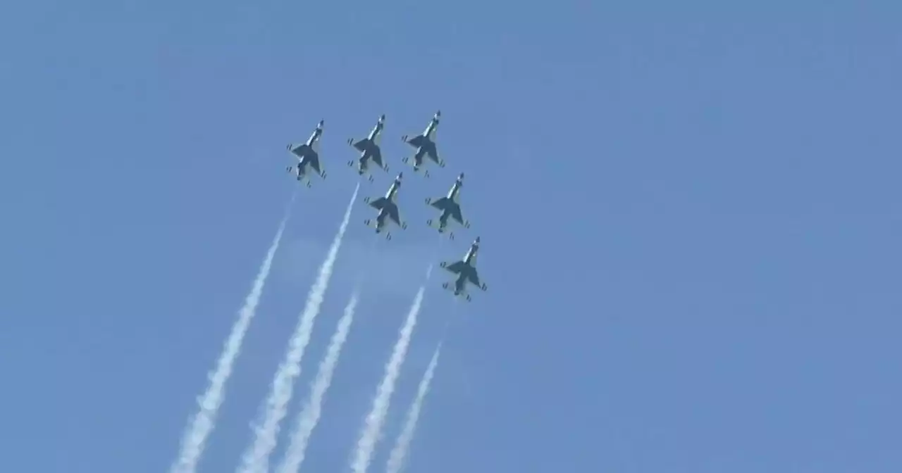 Spectators fill North Avenue Beach to enjoy Chicago Air and Water Show