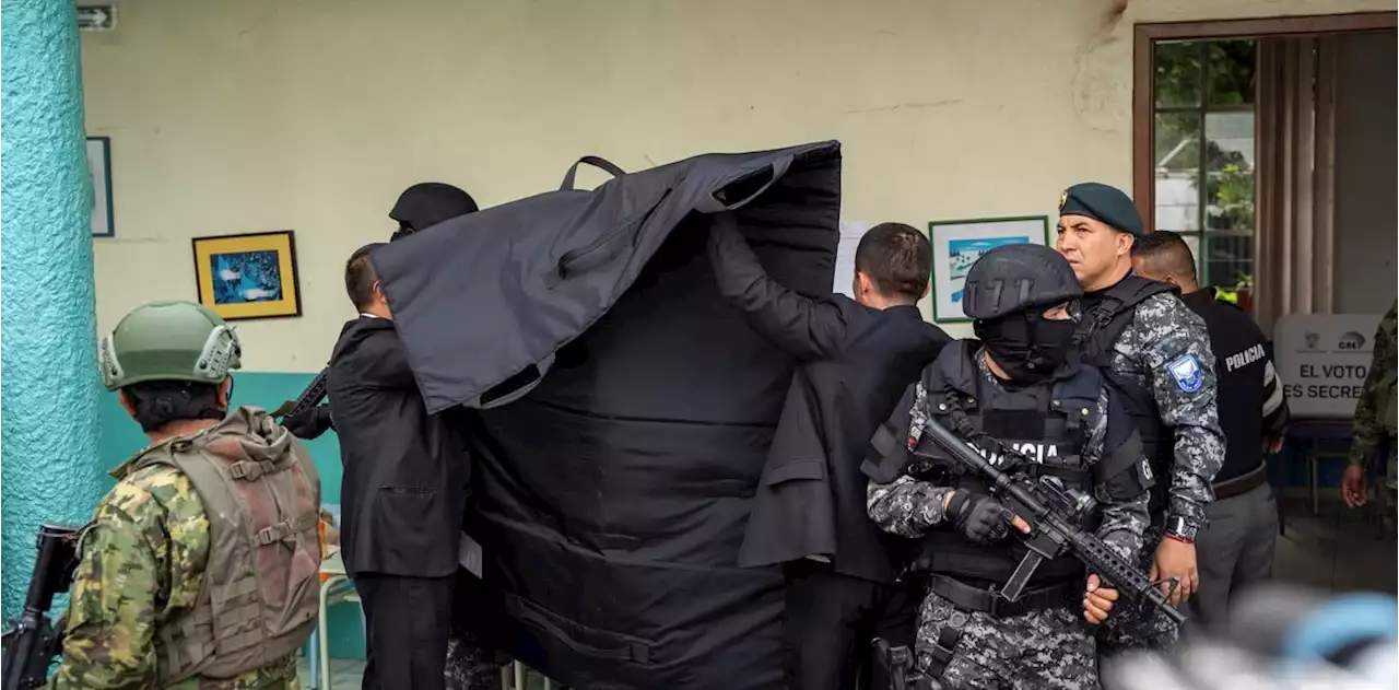 Elecciones en Ecuador: un candidato a presidente tuvo que votar con casco, chaleco y un escudo antibalas desplegable