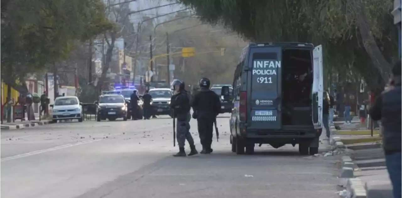 Intentaron saquear un supermercado en Mendoza y vaciaron una carnicería: enfrentamientos con la policía