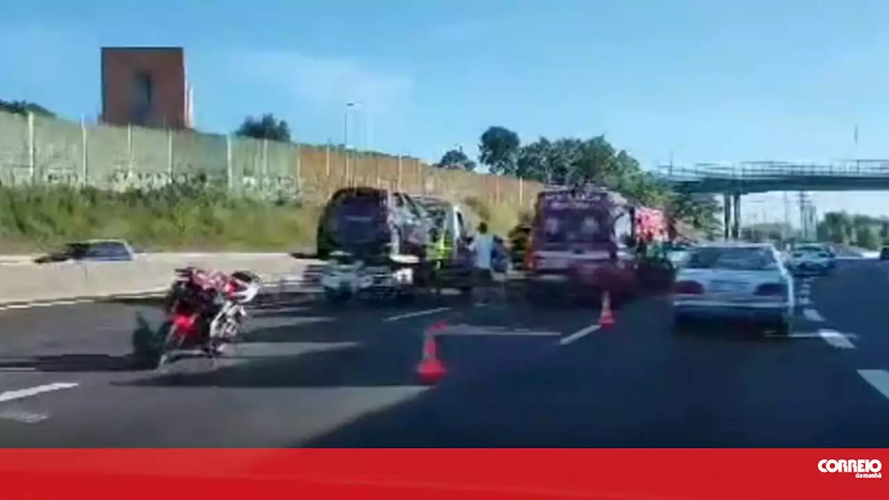 Dois feridos em colisão entre carro e mota na A3 em Matosinhos