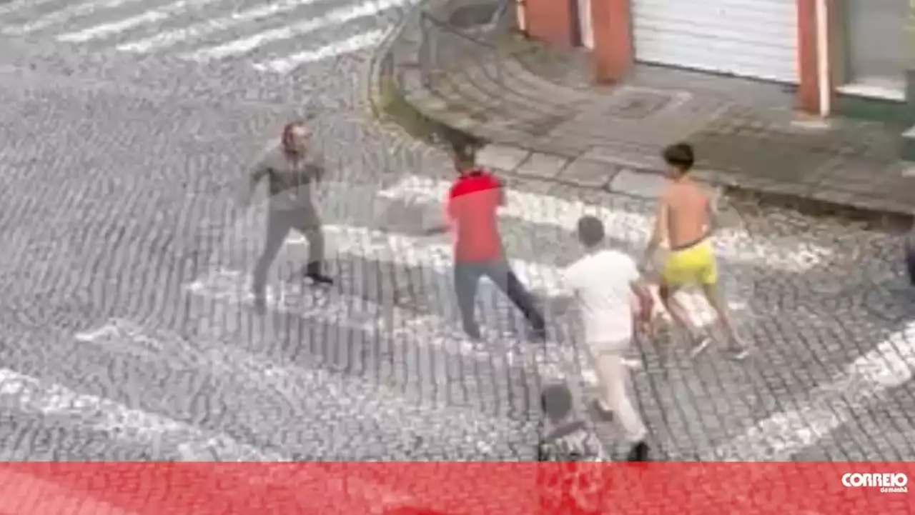 Vizinhos desarmam e prendem homem que matou irmão no Porto. Veja o vídeo