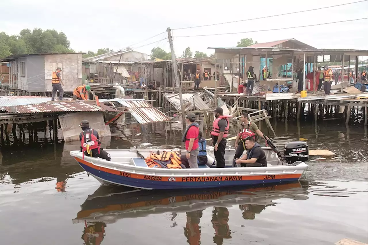 Illegal structures outside Labuan refugee settlement demolished