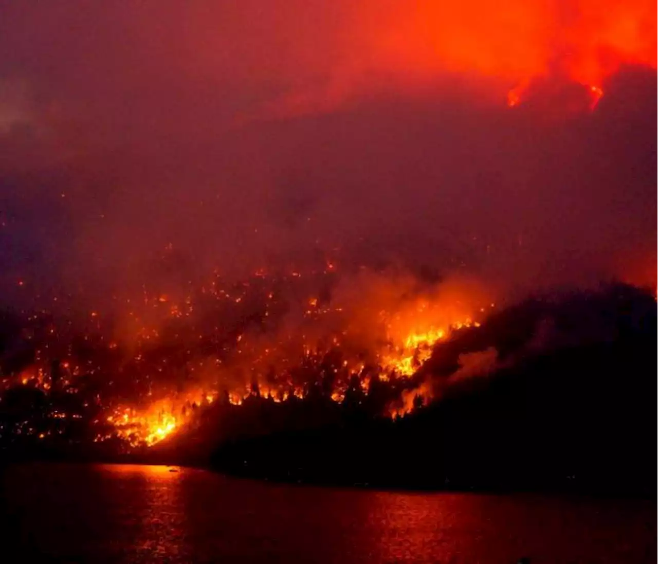 Declaran estado de emergencia ante el crecimiento de los incendios en Canadá