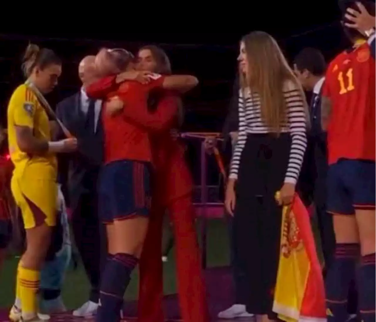 Video: Beso polémico del presidente de la Federación Española de Fútbol a jugadora