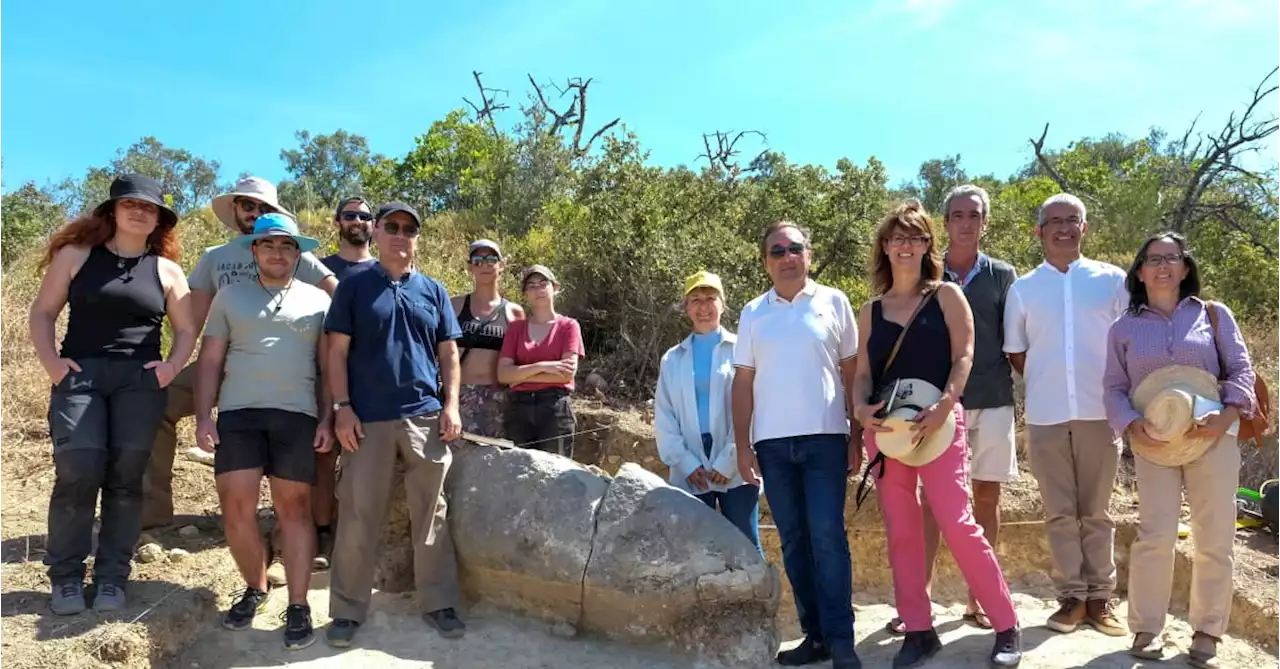 Escavações arqueológicas desvendam menir com mais de 5.500 anos no Algarve