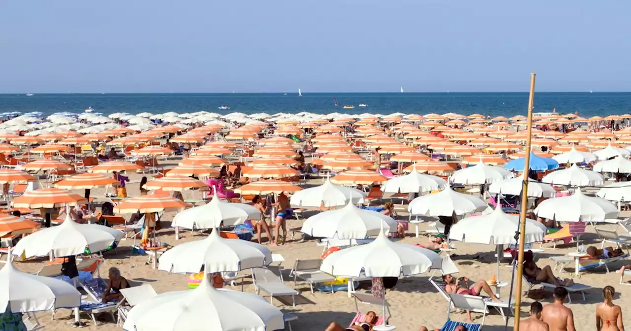 | Malcostume estivo: quanto fastidio mi danno gli ombrelloni lasciati sulla spiaggia libera!