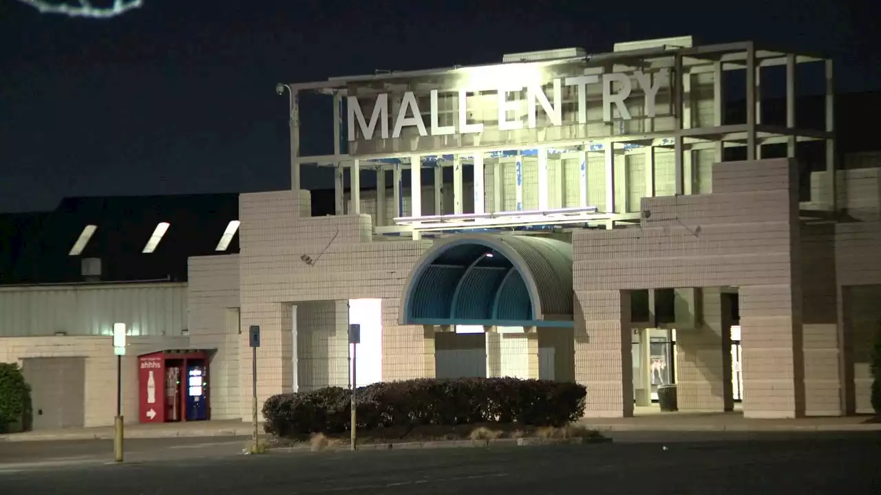 Suspects pepper spray employees during robbery at Philadelphia Mills Mall jewelry store: officials