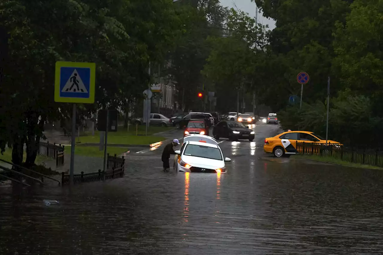 Дептранс Москвы предупредил о задержке транспорта из-за непогоды