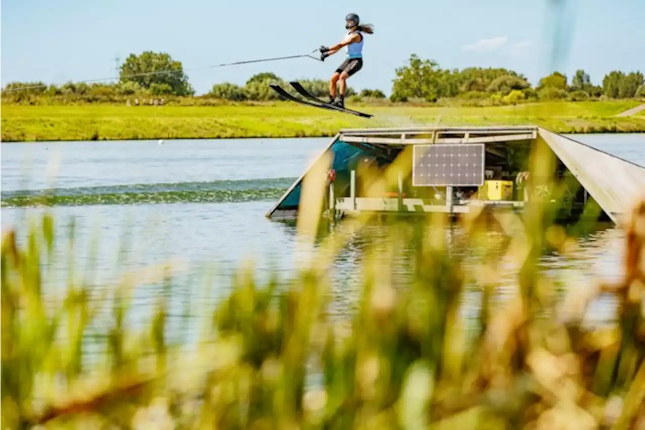 Waterskiërs zorgen voor spektakel op het water in Mechelen-Noord