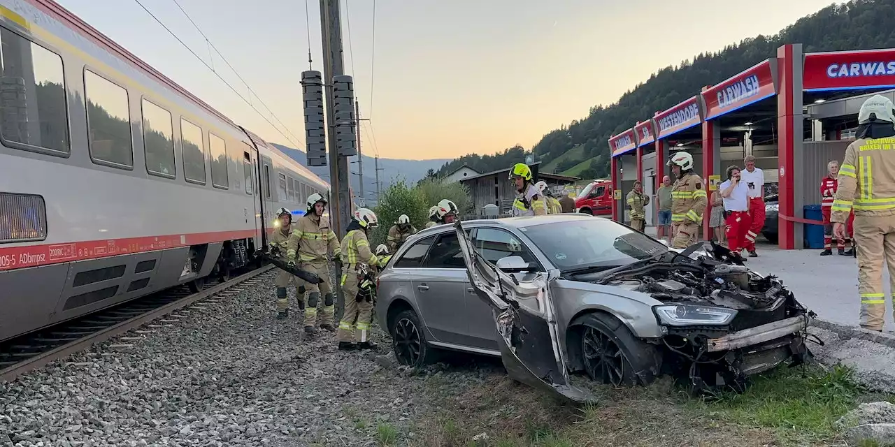 Trotz Vollbremsung – Personenzug kracht in Auto