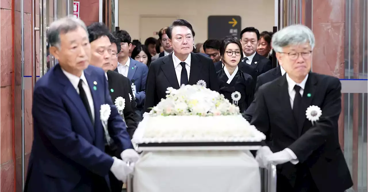 [단독] 귀국길 입 연 윤 대통령 '아버지 밥상머리 가르침이 날 만들어'