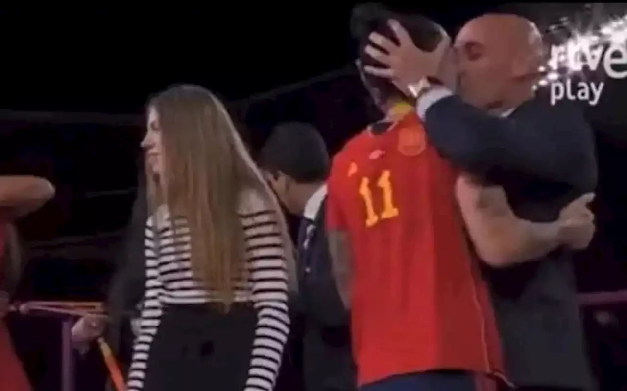 El beso de Luis Rubiales, el presidente de la Federación Española, a la jugadora Jenni Hermoso en la premiación del Mundial Australia-Nueva Zelanda 2023