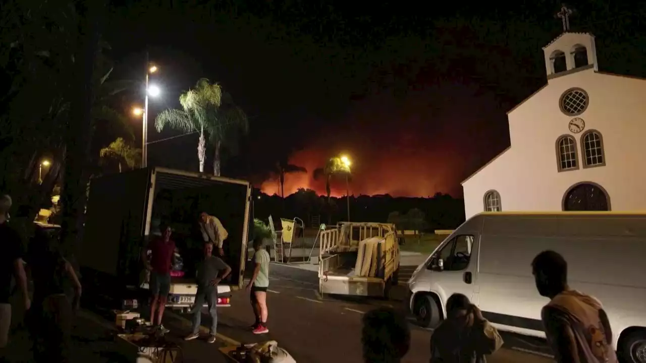 Canarie, incendio vicino a Tenerife: residenti in fuga