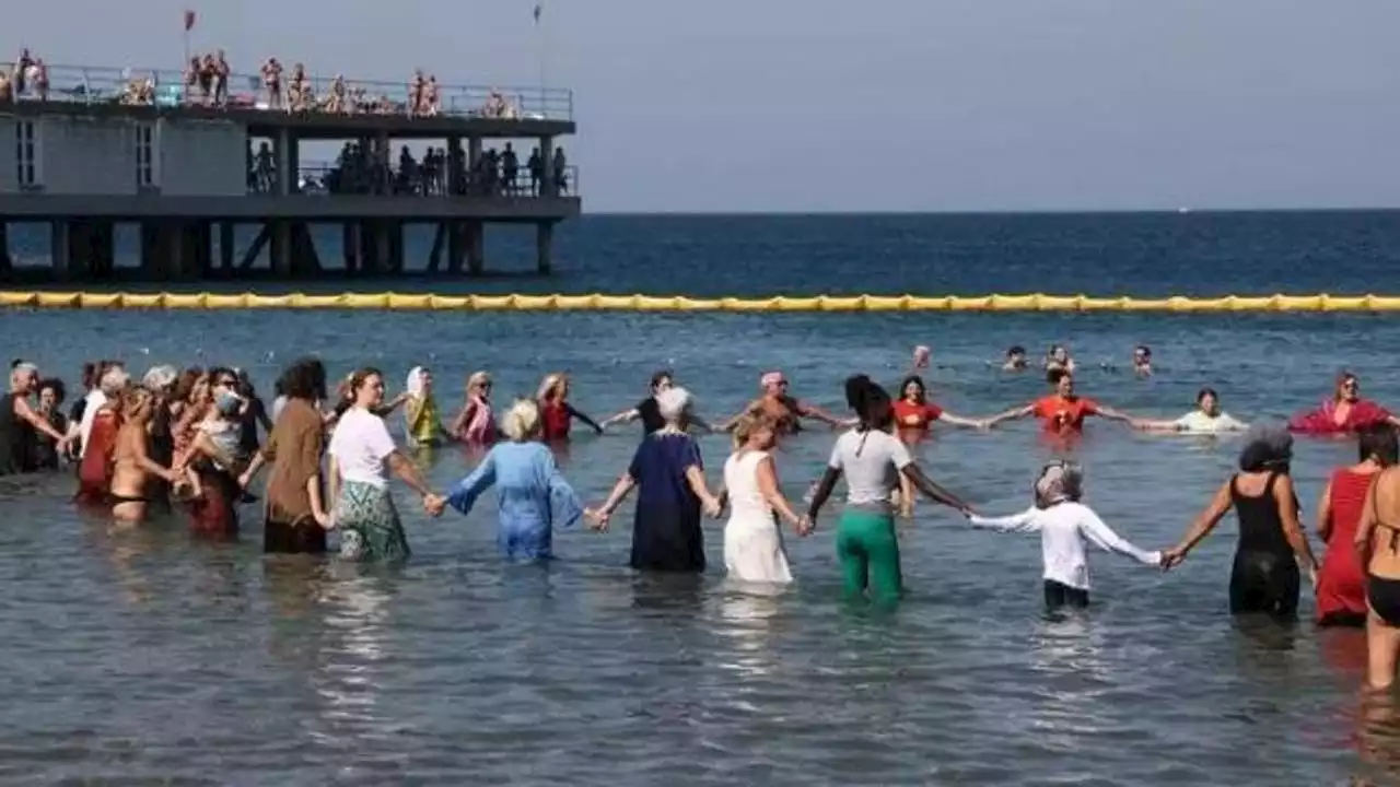 Trieste, il bagno di protesta con i vestiti: “Noi solidali con le donne musulmane”