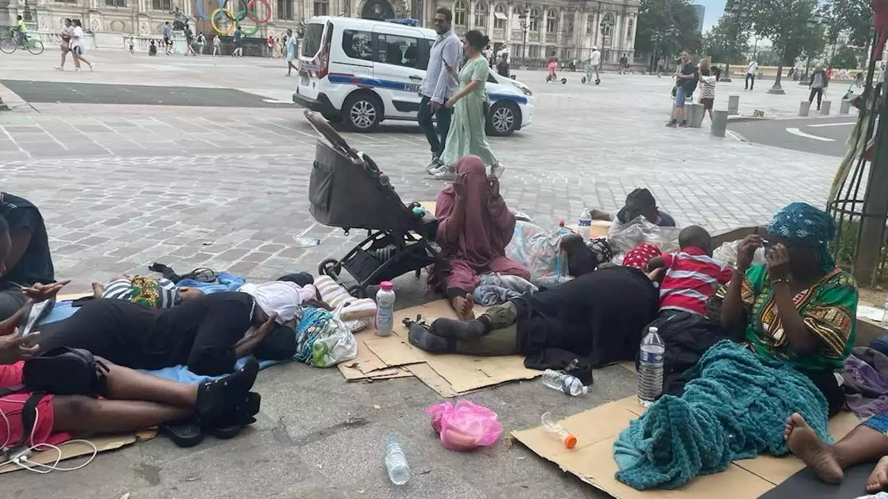 «On veut un logement» : des migrants établissent un campement devant l'Hôtel de Ville à Paris