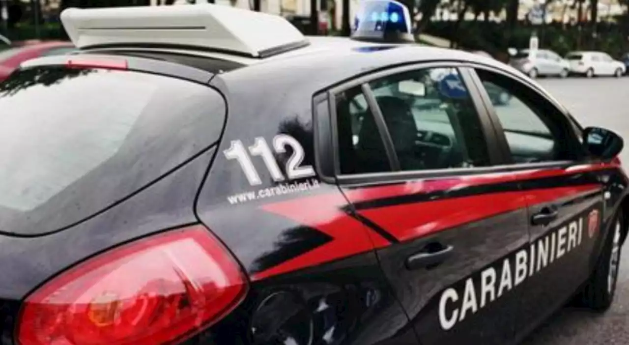 Uccide a coltellate il vicino 35enne: «Lui mi ha aggredito con un bastone»