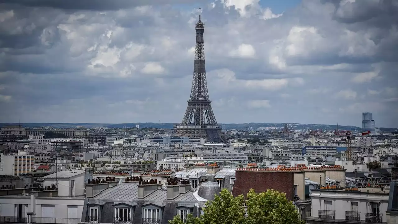 Para Turis Nakal Kepung Menara Eiffel, Mabuk dan Terjebak di Atas Menara hingga Berani Melompat dengan Parasut