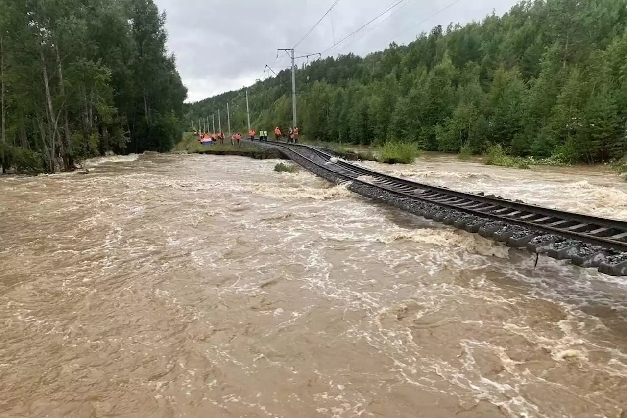 В соцсетях появились кадры повисшей в воздухе железной дороги в Бурятии