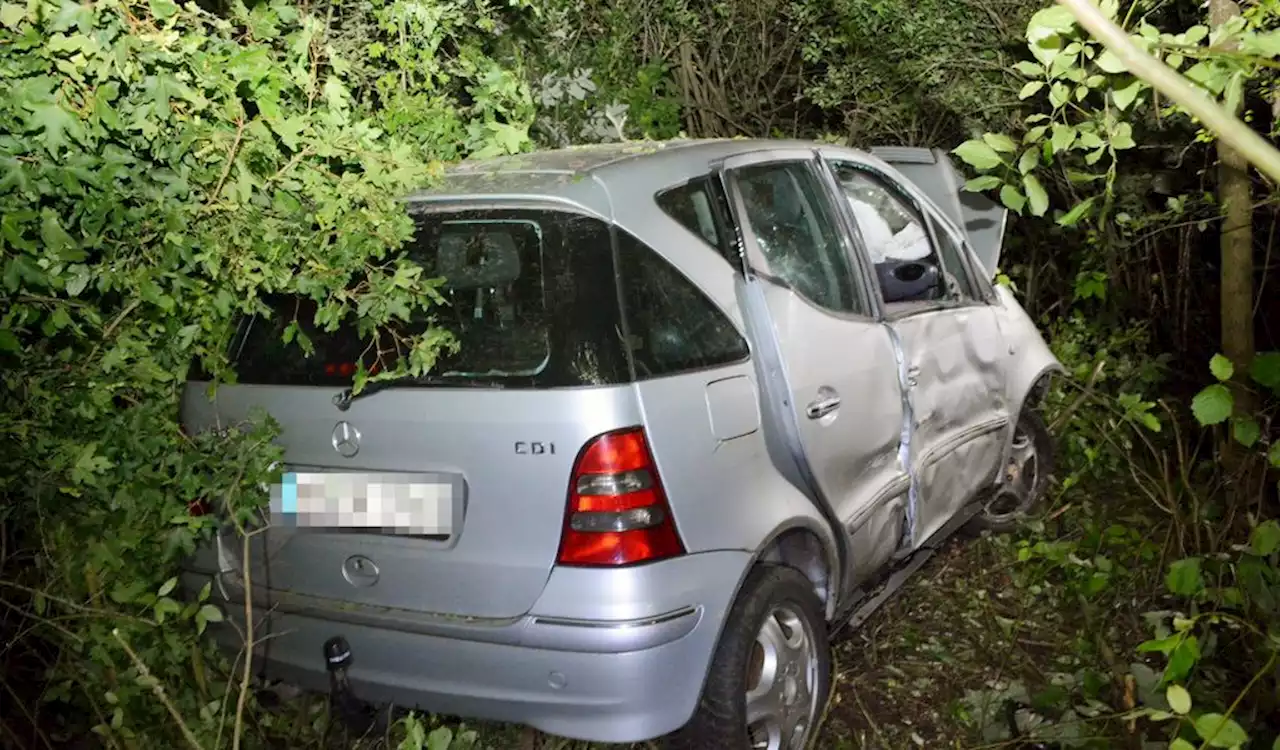 Mercedes kommt von Autobahn ab und schleudert in Wald