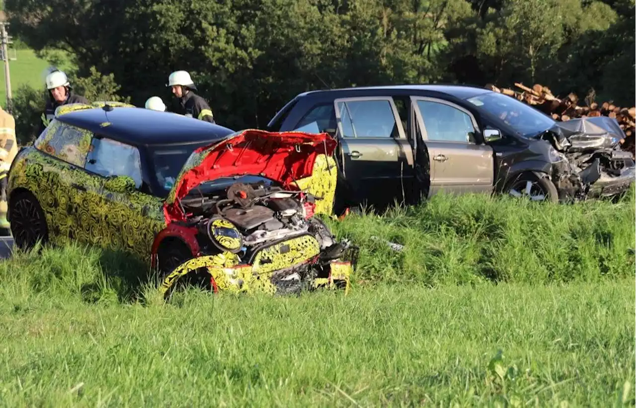 Linksabbieger verursacht Unfall mit sechs Verletzten und hohem Sachschaden