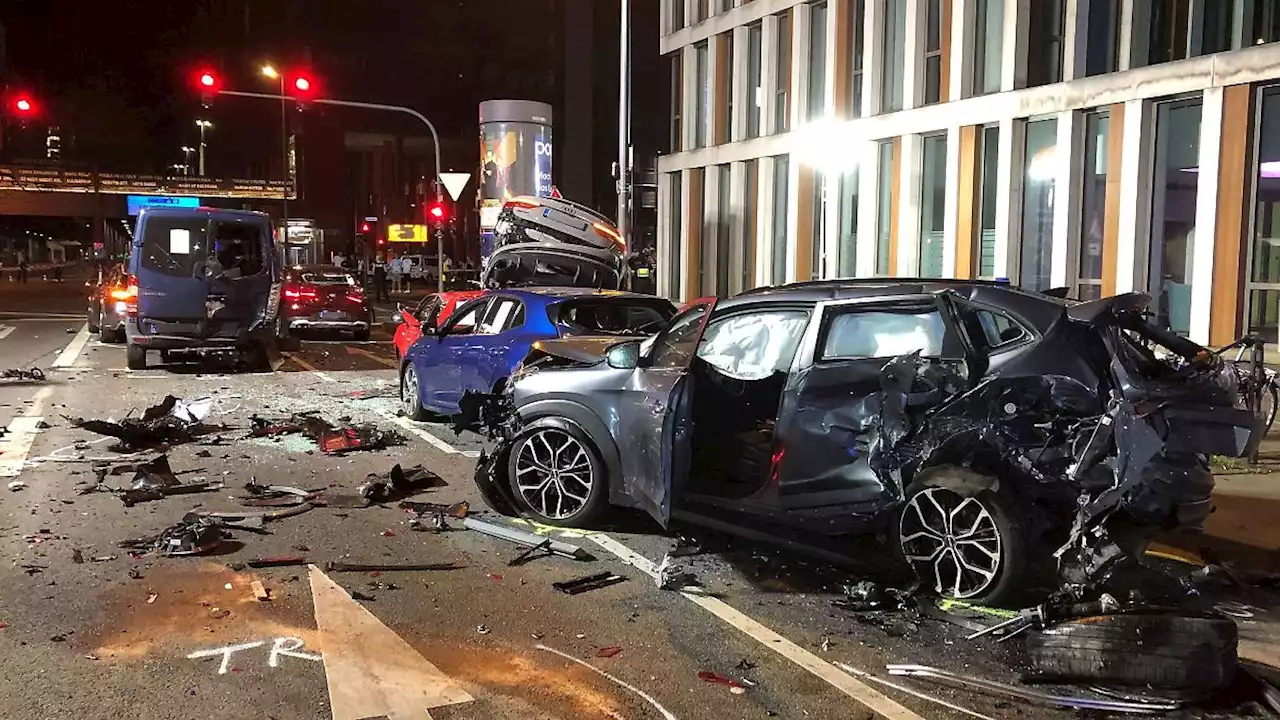 Ungebremst in Autos an Ampel: Karambolage mit 14 Verletzten