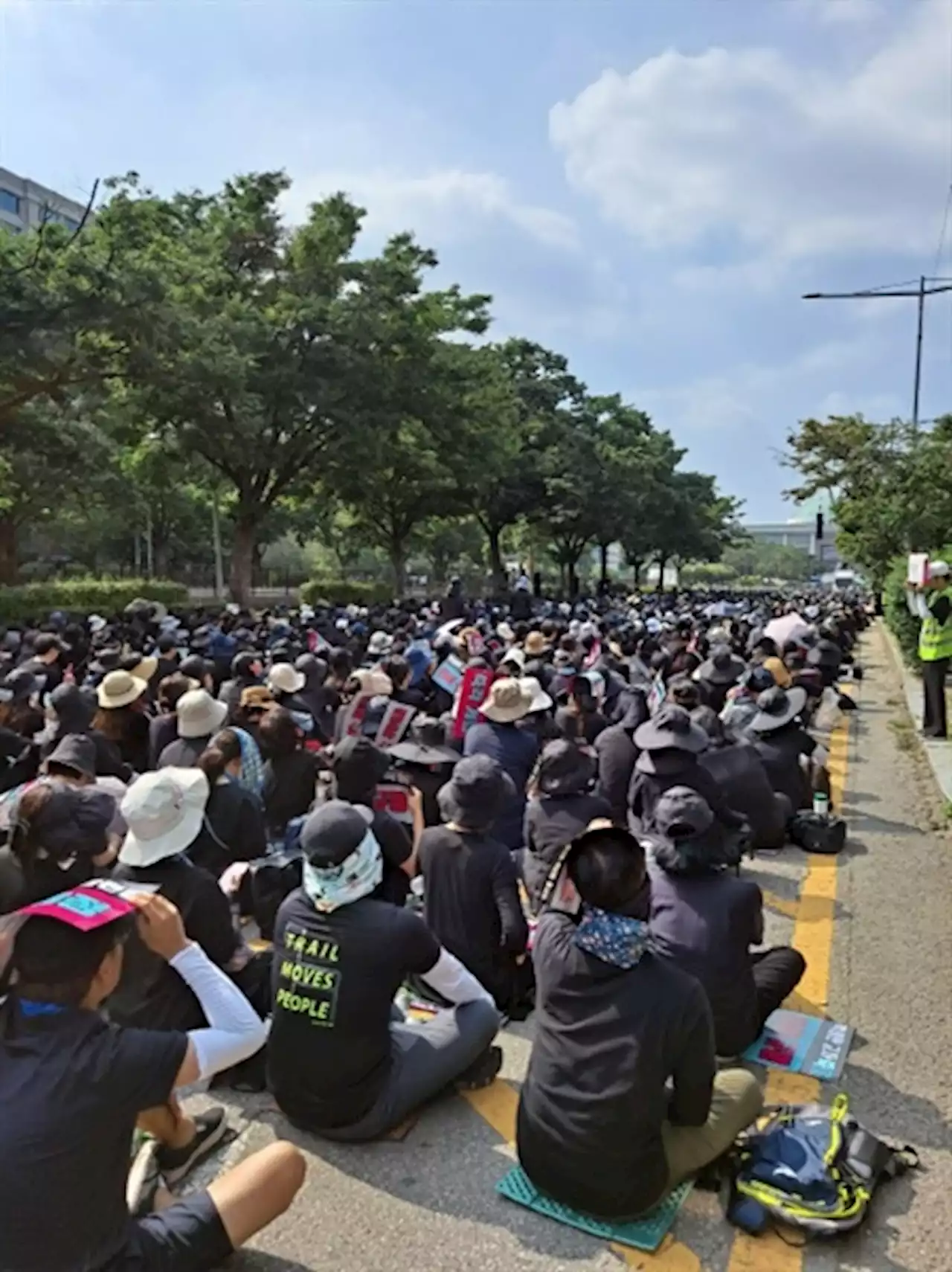 국회 앞에 모인 교사들 '억울한 교사 죽음 진상규명해야'