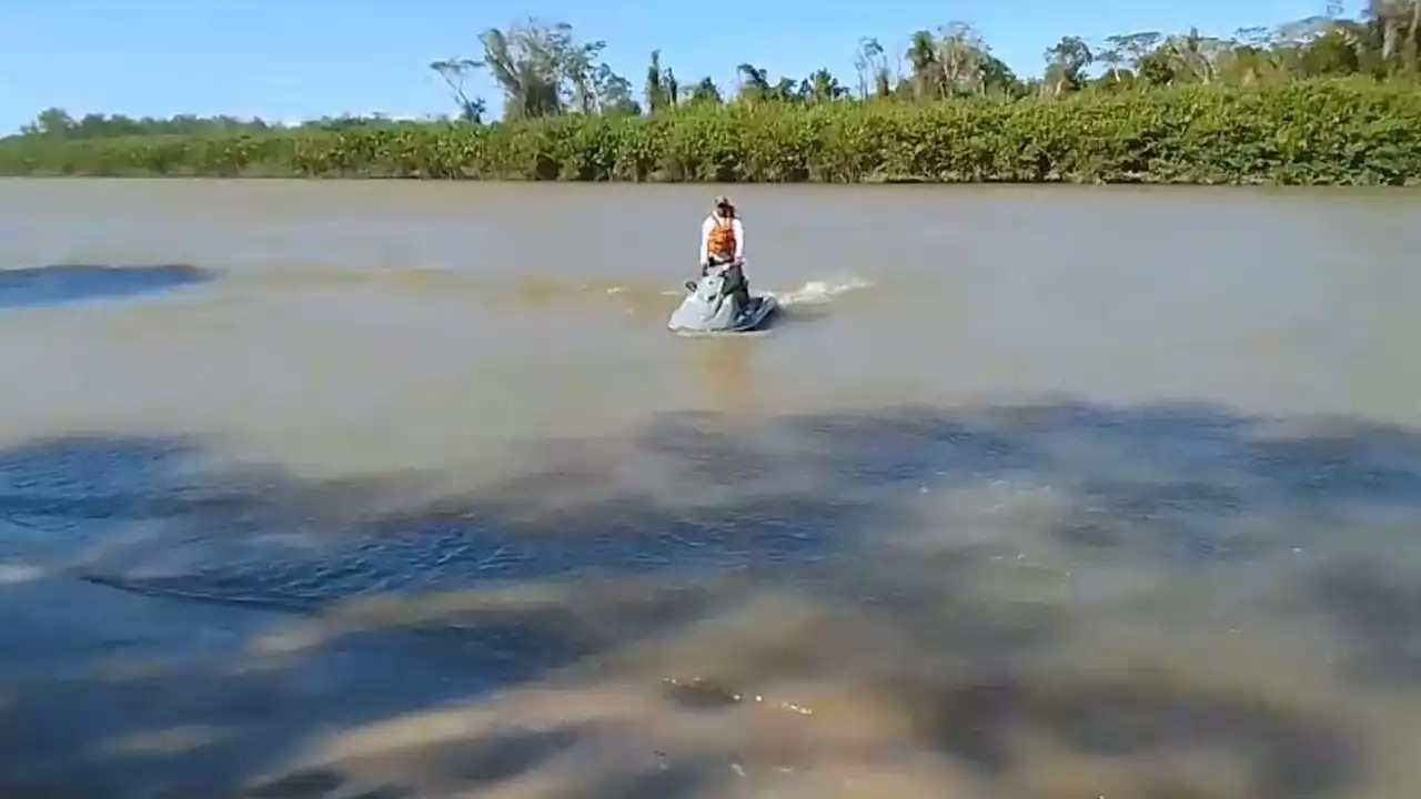 Marinha procura desaparecido após barco virar no Rio Jucuruçu, na Bahia