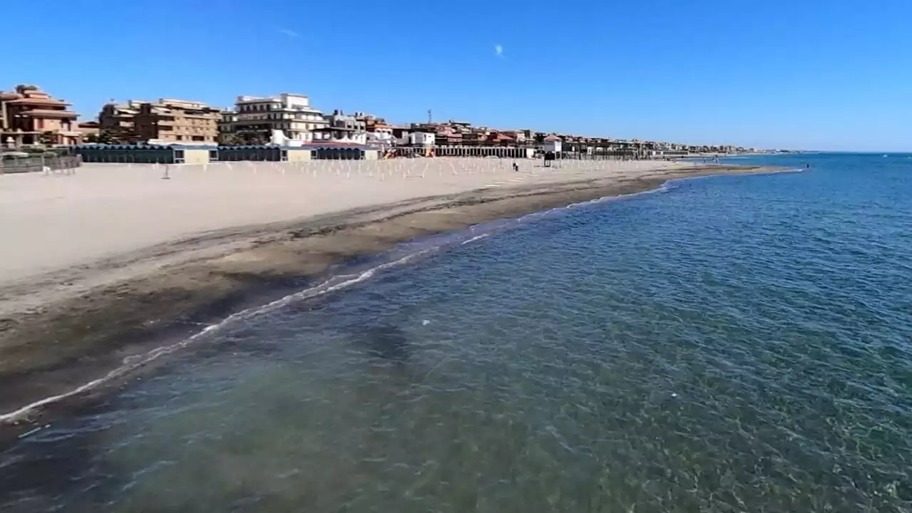 Ostia, ha un malore mentre fa il bagno e muore davanti agli occhi della moglie