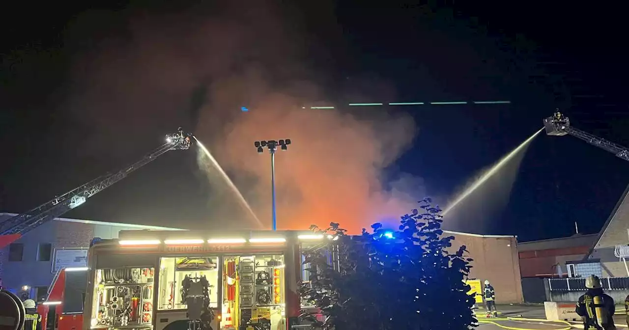 Feuer in Nettetal-Kaldenkirchen: Mehr als 100 Feuerwehrleute bekämpfen Brand in Lagerhalle