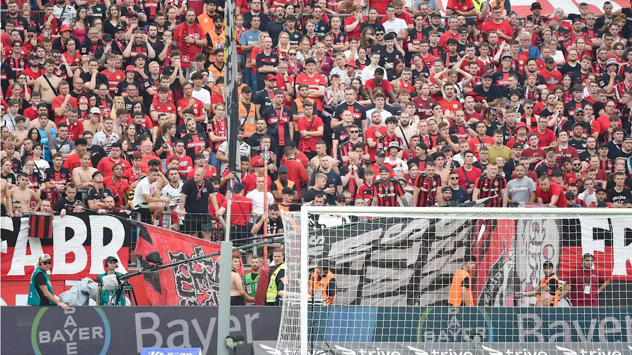 Bayer Leverkusen: Schock bei Bundesliga-Start - Fan stürzt von der Tribüne