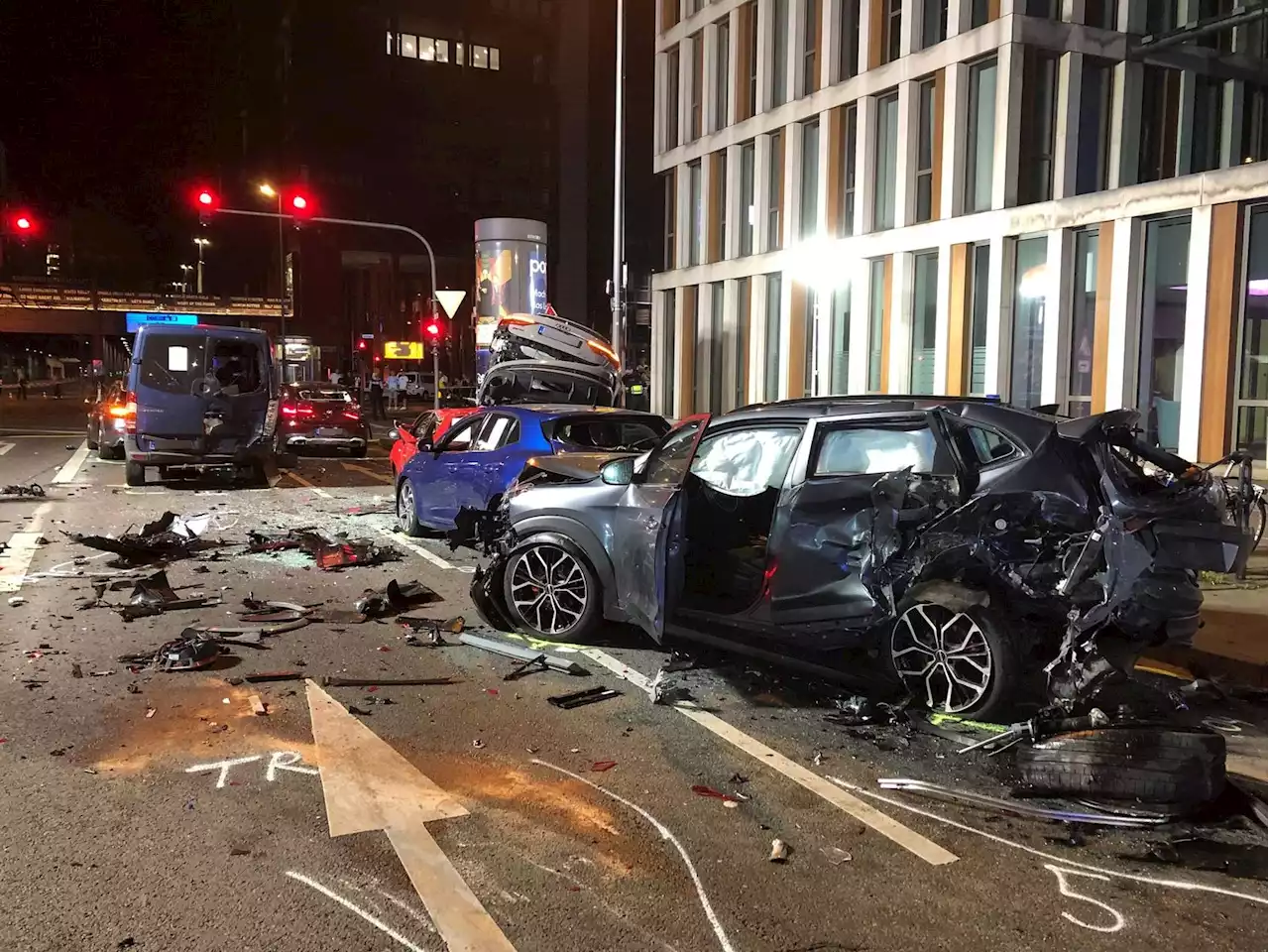 Ungebremst in Autos an Ampel: Karambolage mit 14 Verletzten