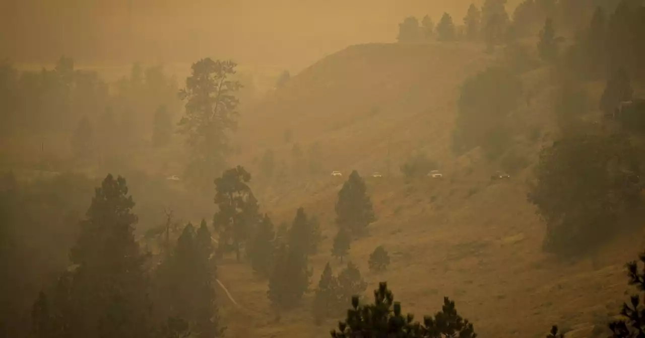 Bomberos contienen incendios que amenazan 2 ciudades en oeste de Canadá